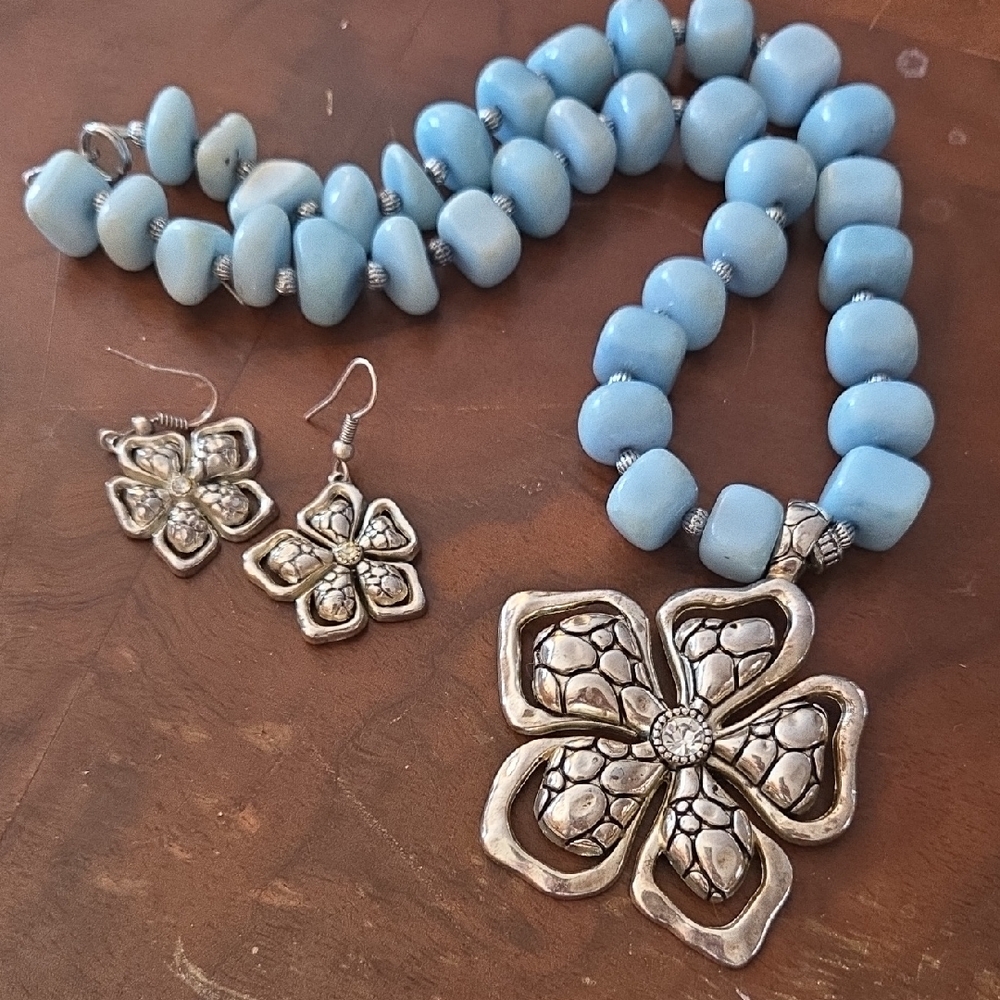 Handmade Blue Beaded Collar Necklace with Flower Pendant & Earrings